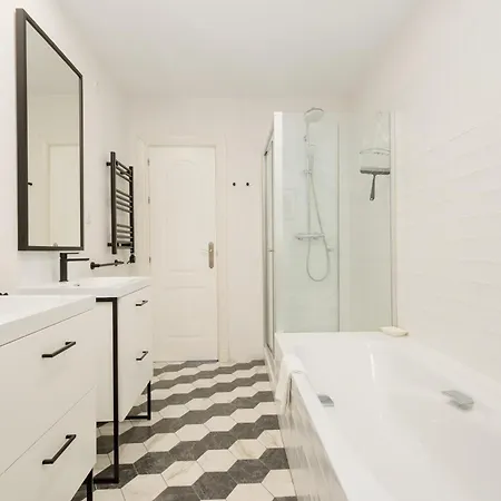 Cozy With Terrace And Access To The Beach, In Elviria, East