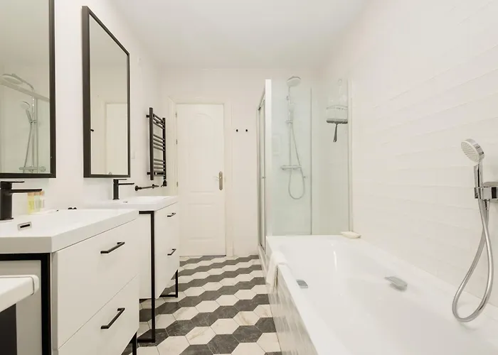 Cozy With Terrace And Access To The Beach, In Elviria, East