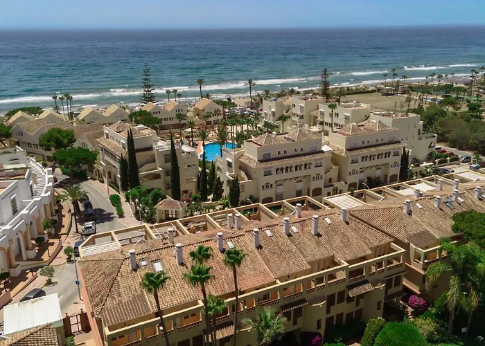 Cozy With Terrace And Access To The Beach, In Elviria, East *